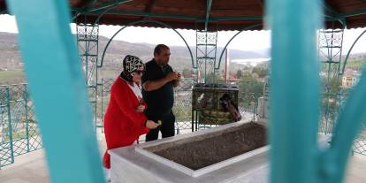 Hakim tepedeki türbesinde ziyaretçilerini ağırlıyor