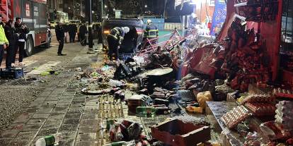 Sivas'ta otomobil iş yerine çarpıp devrildi