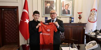 Vali Şimşek, koltuğunu devretti