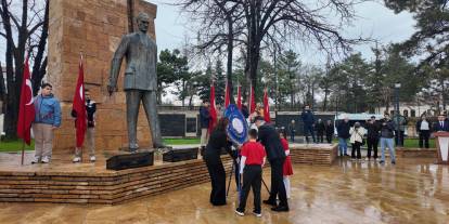 Anıta "23 Nisan" çelengi