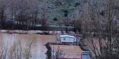 Sivas'ta Kızılırmak taştı, köyde ev ve ahırları su bastı