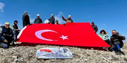 Sivaslı dağcılar 2 bin 211 metrede Türk bayrağı açtı