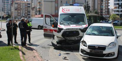 Hasta taşıyan ambulansla otomobil çarpıştı: 2 yaralı