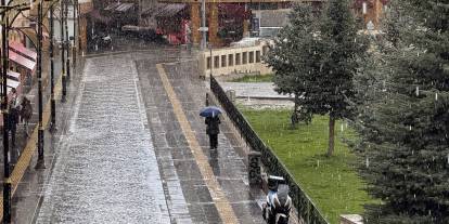 Sivas'ta kuvvetli yağmur etkili oldu, hazırlıksız yakalananlar sığınacak yer aradı