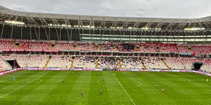 Sivasspor evinde ilk yarıyı geride kapattı