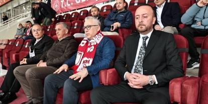 Sivas Valisi Şimşek, stadyumda yerini aldı
