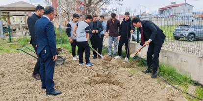Ulaş'ta öğrenciler okul bahçesine meyve fidanı dikti