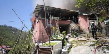 Yangında eşyalar küle döndü, Kur’an-ı Kerim zarar görmedi