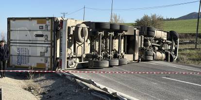 Sivas'ta tır devrildi, sürücü yaralandı