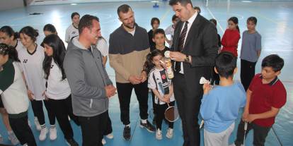 Zara Kaymakamlığından sporculara malzeme desteği