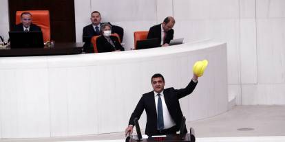 CHP’li Karasu Meclis kürsüsünde baret vurdu: "Bu ses emekçinin isyanıdır"