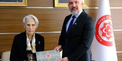 Yazar Müjgan Üçer kişisel kütüphanesini Sivas Cumhuriyet Üniversitesine bağışladı