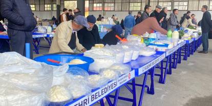 Suşehri'nde yöresel ürün satan köylüler için plastik tezgah dağıtıldı