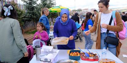 Şarkışla'da okul yararına düzenlenen kermes yoğun ilgi gördü
