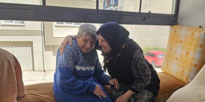 Engelli kızına yarım asırdır gözü gibi bakıyor