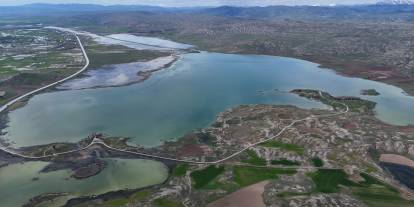 Sivas'ta kar eridi yağmurlar arttı, kentin en büyük gölü taştı
