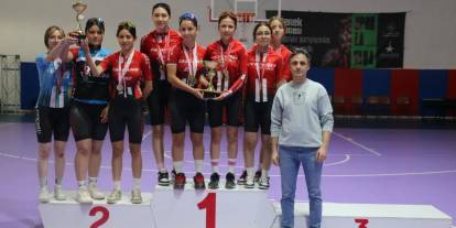 Başarılı pedallara kupa ve madalya