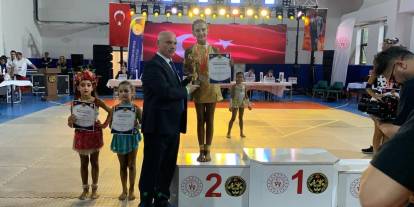 Geleceğin yıldızları kürsüde