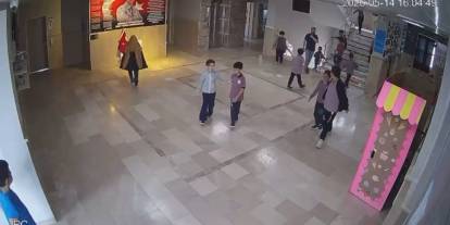 Sivas'ta ilkokul öğrencisinin bayrak hassasiyeti