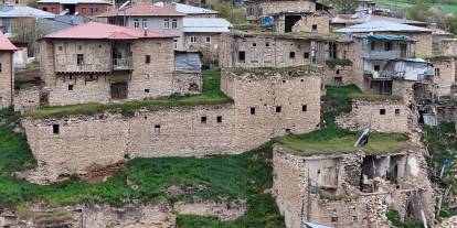 Sivas'ta köyün altındaki kayaları söküp ev yaptılar