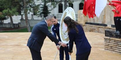 Sivas'ta 19 Mayıs coşkusu Atatürk Anıtı'na çelenk sunumuyla başladı!