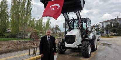 Hafik Belediyesine hibe edilen iş makinesi teslim alındı