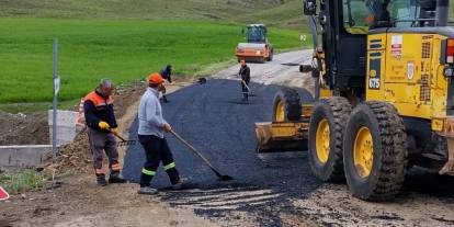 Şarkışla'da köy yolunda asfalt yama çalışmaları tamamlandı