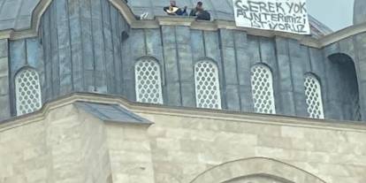 Sivas Merkez Cami inşaatında ilginç eylem: Ücretlerini alamayan işçiler saz çalarak protesto etti