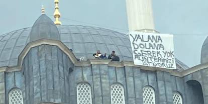 Sivas Merkez Cami inşaatında ilginç eylem: Ücretlerini alamayan işçiler saz çalarak protesto etti
