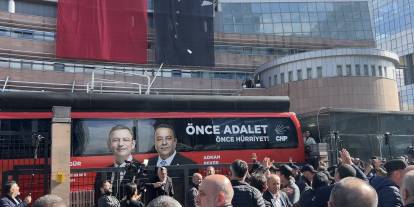 CHP, Genel Merkezi önünde çıkan tartışmada su şişeleri havada uçuştu