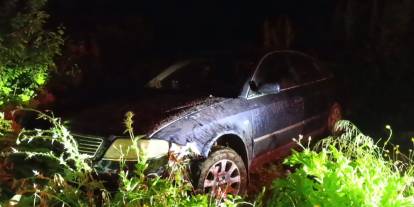 Tarlaya uçan otomobilini bırakıp kaçtı