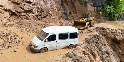 Trabzon’da heyelan; minibüsteki 3 kişi son anda kurtuldu