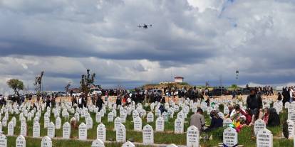 Sivas'ta mezarlık semalarından drone ile gül suyu sıkıldı