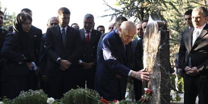 Bahçeli, Alparslan Türkeş'in kabrini ziyaret etti
