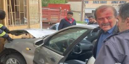 Direksiyonda bayıldı, boş dükkana daldı!