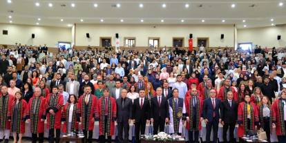Öğretmen adayları mezuniyet sevinci yaşadı