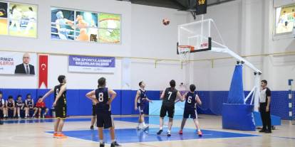 Genç basketbolcular derece için ter döktü