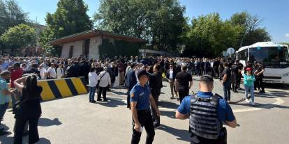 TBMM önünde Kılıçdaroğlu ve Özel destekçileri arasında gerginlik