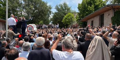 Özgür Özel TBMM önündeki kalabalığa seslendi