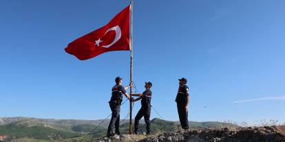 Hevük Kalesi'nin zirvesinde ay-yıldızlı nöbet: Türk bayrağı yenilendi