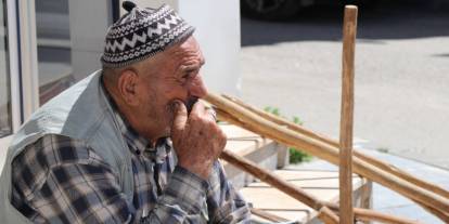 Kaldırımda satışa çıkardığı tarım aletlerini hayırsever iş insanı satın aldı