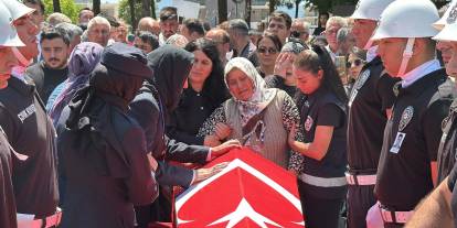 Şehit polis memurunun babaevine Türk bayrağı asıldı