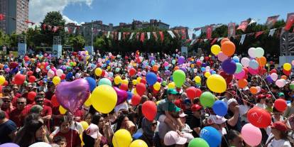 Kanseri yenen 9 yaşındaki Almira için binlerce balon gökyüzüne bırakıldı