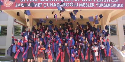 Kep attılar, geleceğe uğurlandılar