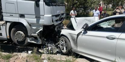 Son dakika: Sivas'ta TIR ile otomobil çarpıştı!