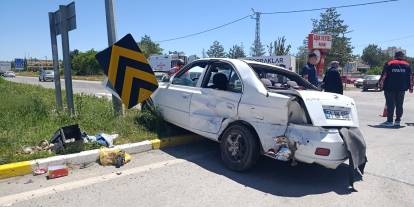 Şarkışla'da iki otomobilin çarpıştığı kazada 2 kişi yaralandı