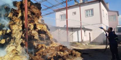 Sivas'ta 300 saman balyası kül oldu!