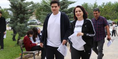 Sivas'ta anne oğul bitişik sınıflarda sınava girdi