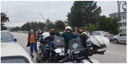 Sivas'ta kimliğini unutan öğrencilerin imdadına trafik polisi yetişti