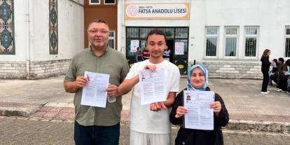 Anne, baba ve oğul aynı okulda sınava girdi